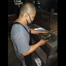 Der dem Bambusrohr entnommene Inhalt wird portioniert, bevor er serviert und (ohne die Bananenblattumhüllung) gegessen wird